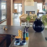 10 Person In Moen-by Traum